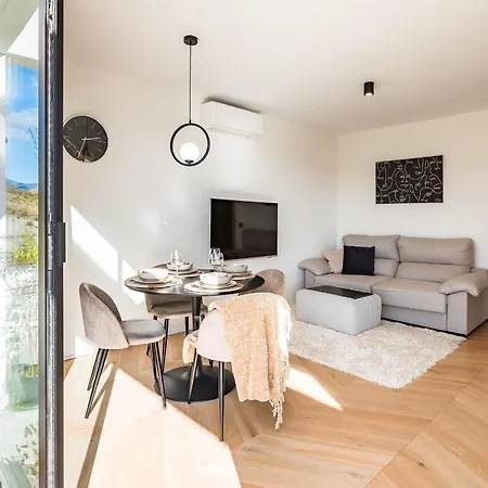 New For Up To 12 People Golf View Villa *
